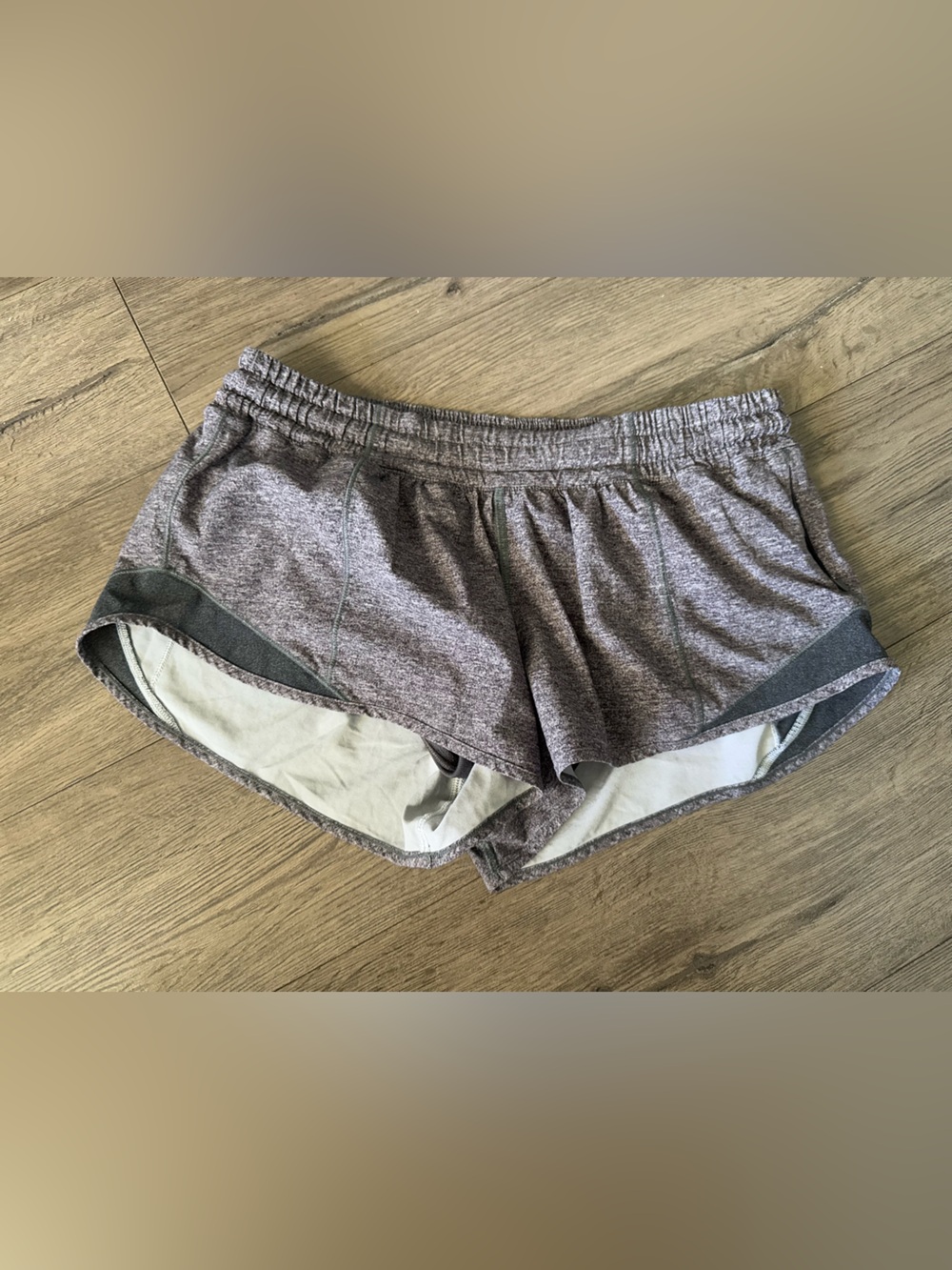 Lululemon Hotty Hot Short II *2.5"
Heather Lux Multi Black / Heathered Black